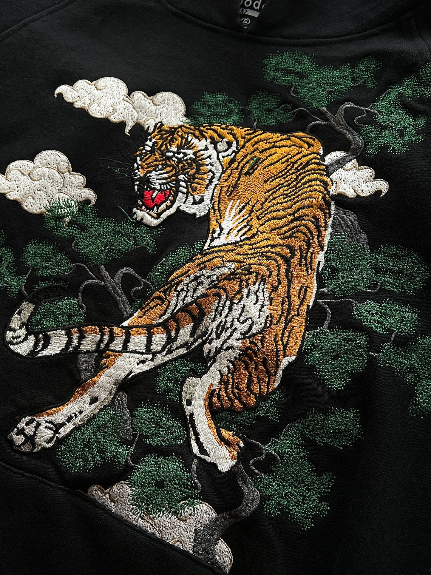 Joya de Hoodie Bordada (S)