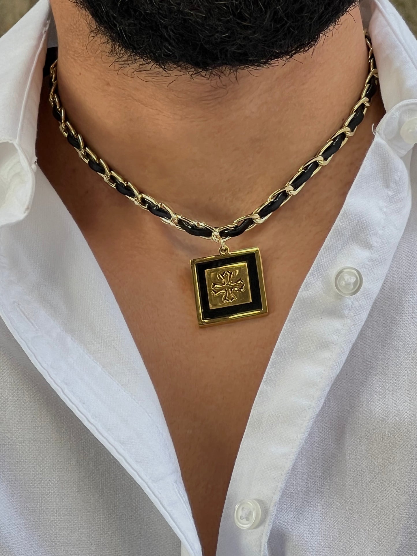 Choker de acero inoxidable entrelazado con cuero sintético