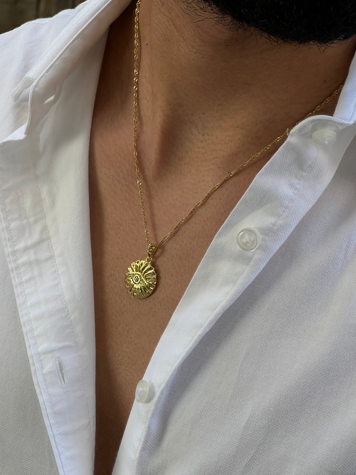 Ojo de acero inoxidable color oro con incrustaciones