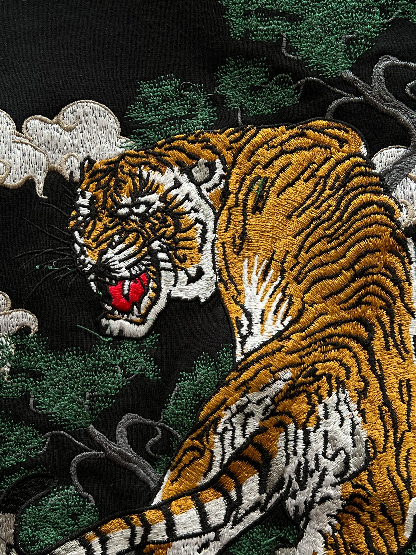 Joya de Hoodie Bordada (S)