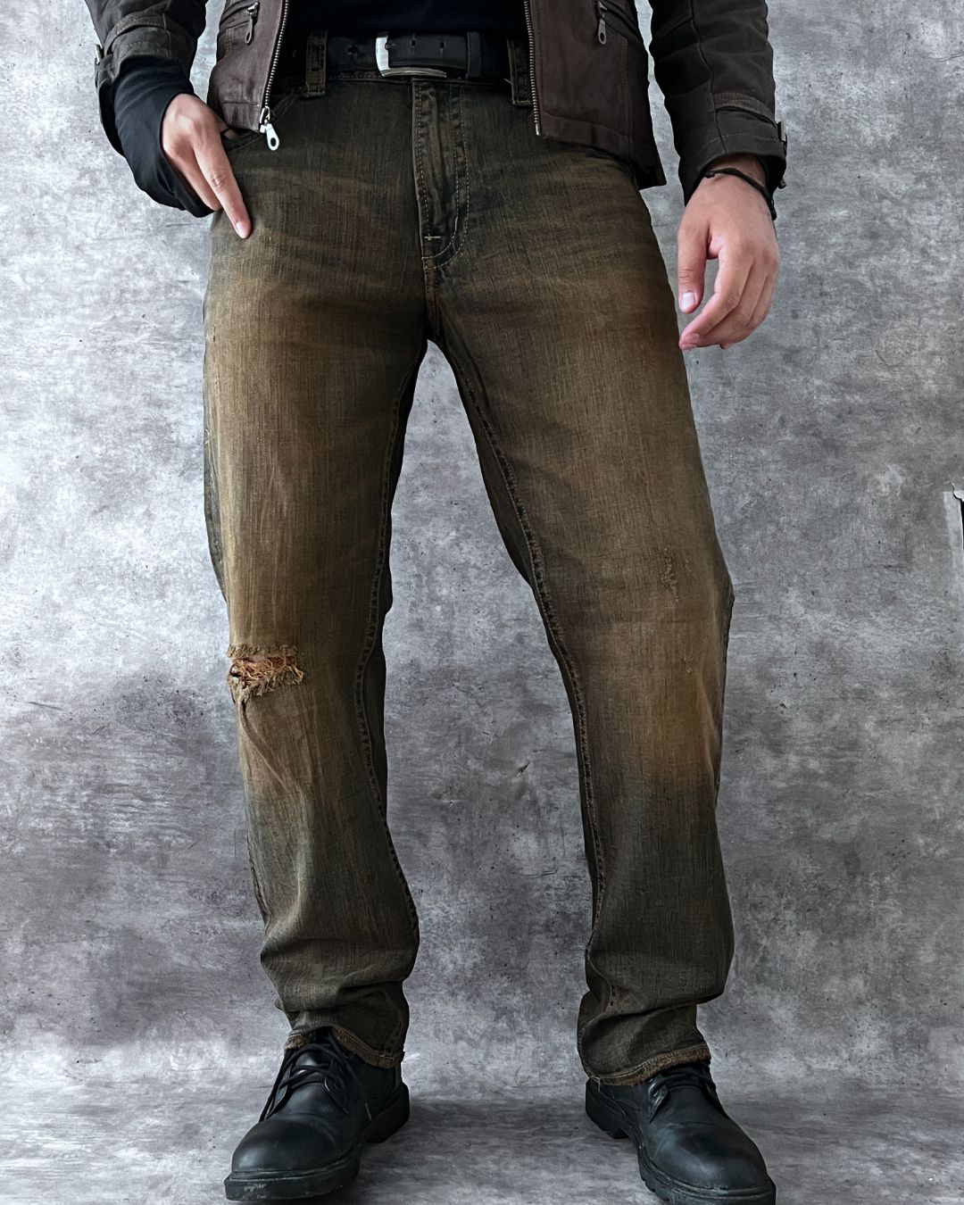 COWBOY DISTRESSED JEANS (34x32)