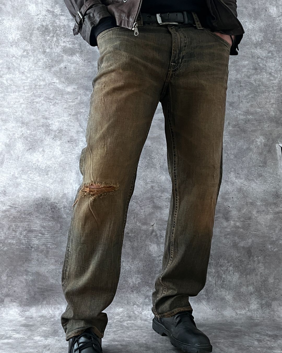 COWBOY DISTRESSED JEANS (34x32)