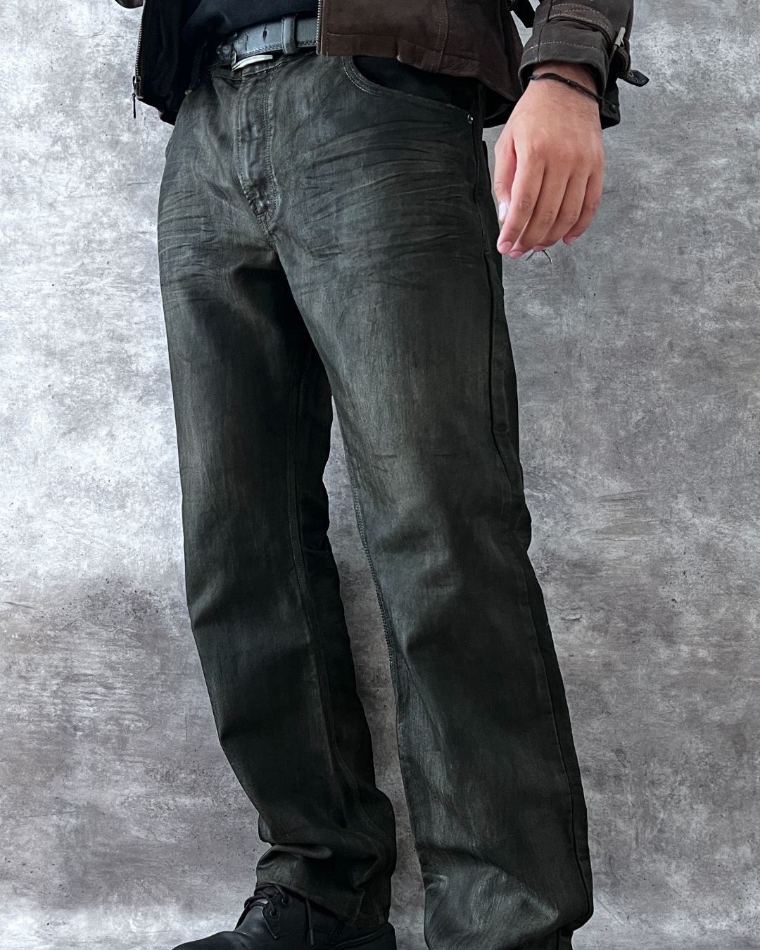 HAND TREATED BLACK DENIM JEANS LEVI'S (36X32)