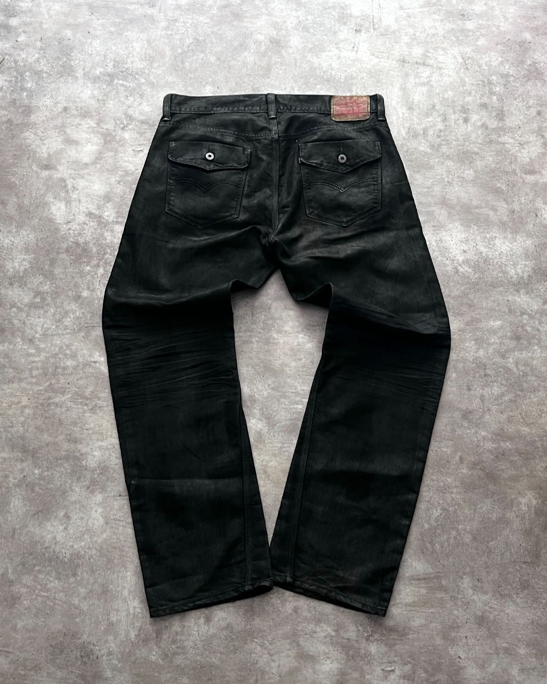 HAND TREATED BLACK DENIM JEANS LEVI'S (36X32)