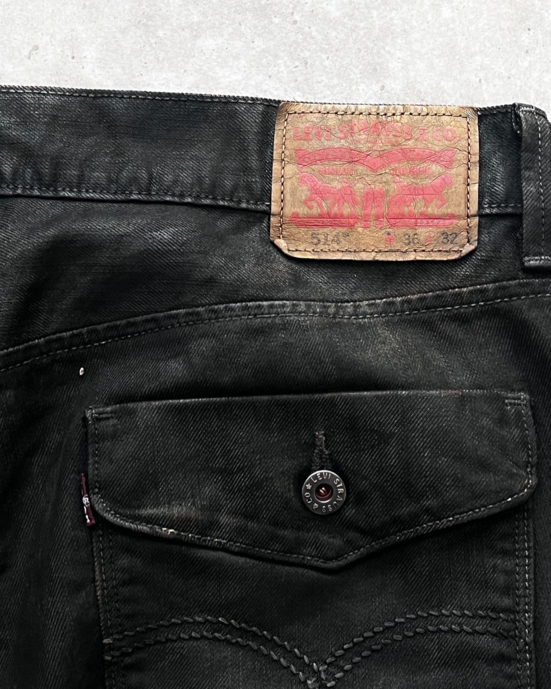 HAND TREATED BLACK DENIM JEANS LEVI'S (36X32)