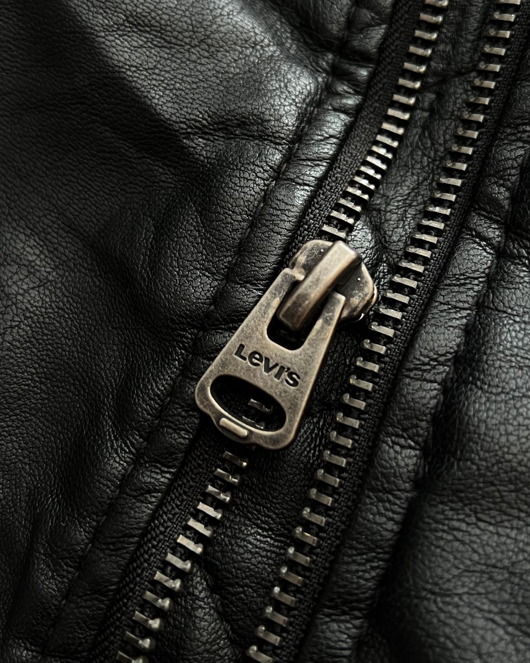 LEVI'S HOODED FAUX-LEATHER JACKT (XL)