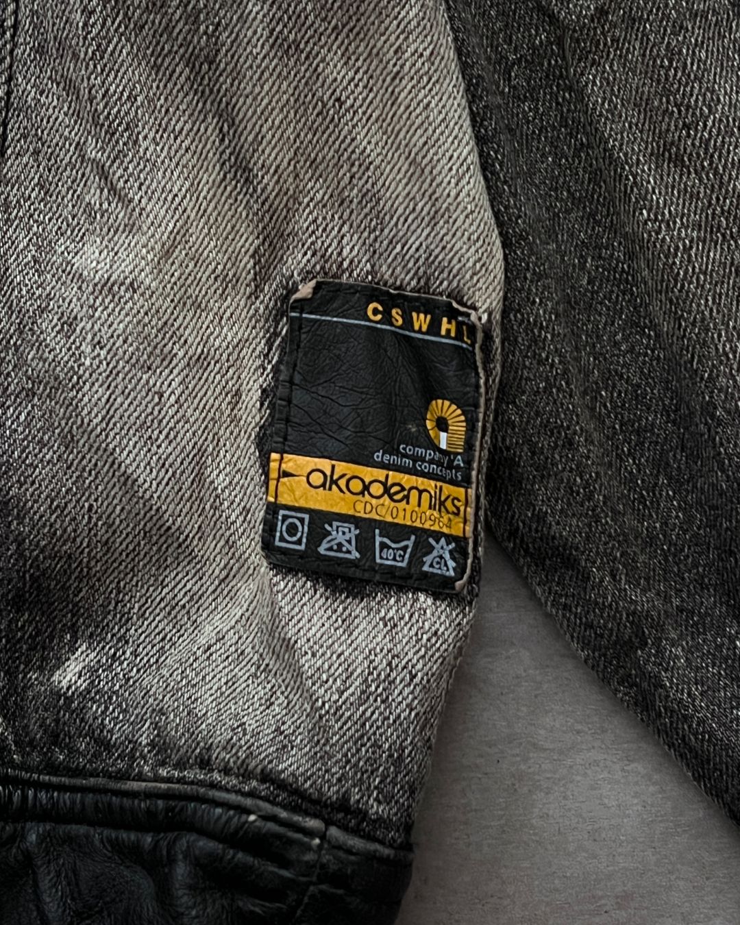 DISTRESSED DENIM JACKT (M)