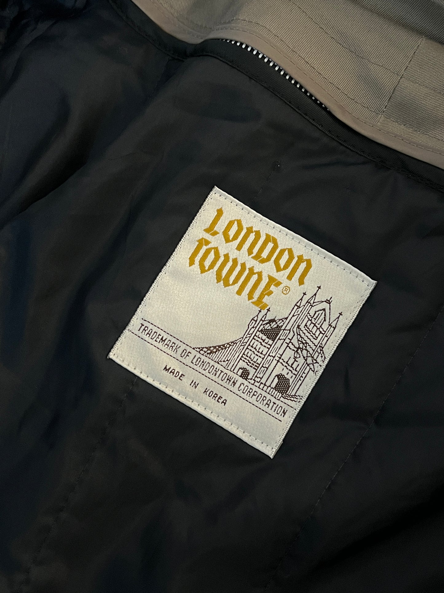 Gabardina London Fog, hecha en Korea (L)