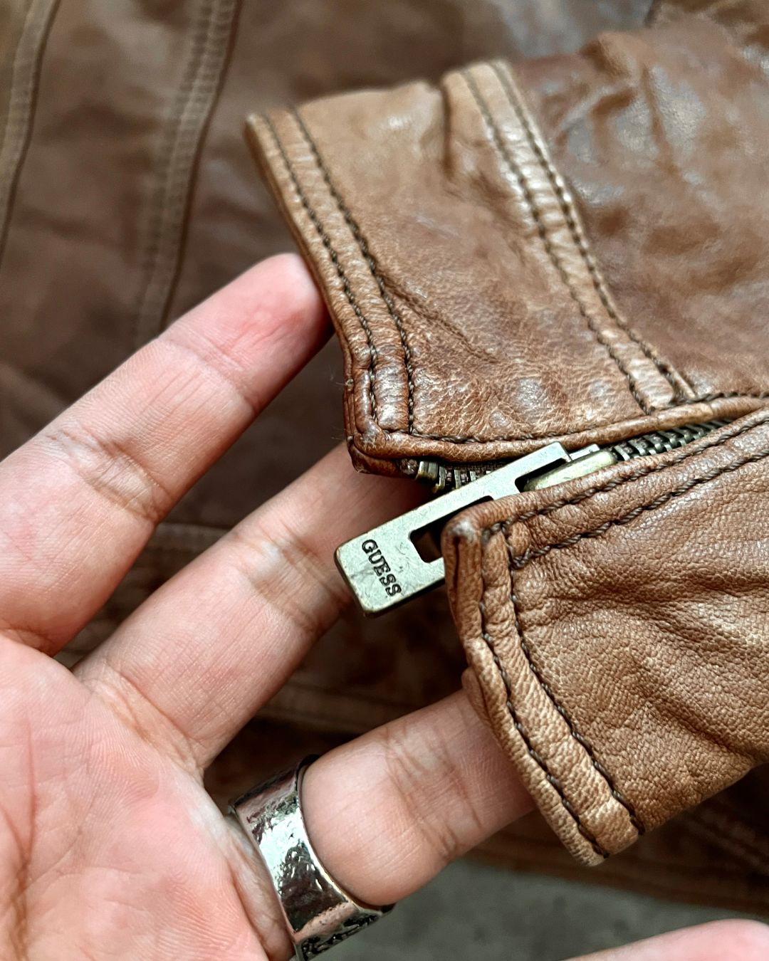 GUESS LEATHER JACKET (M)