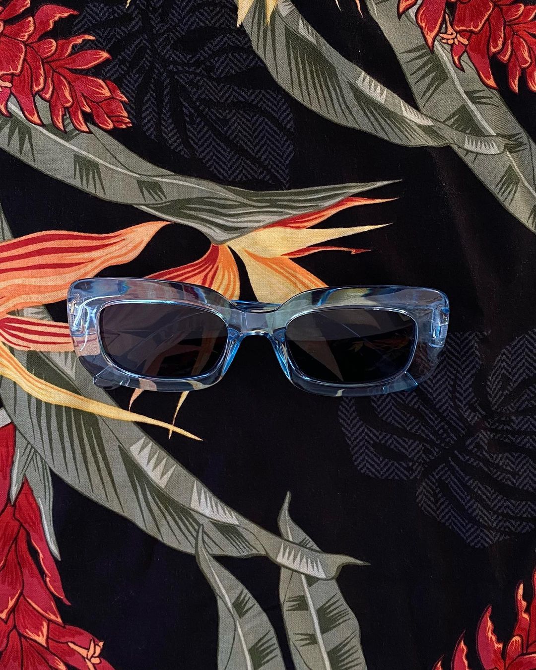 Gafas semitransparentes azules