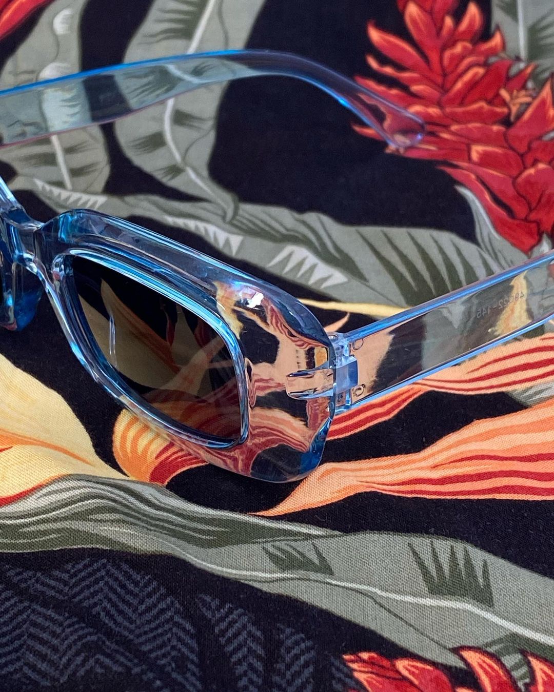 Gafas semitransparentes azules