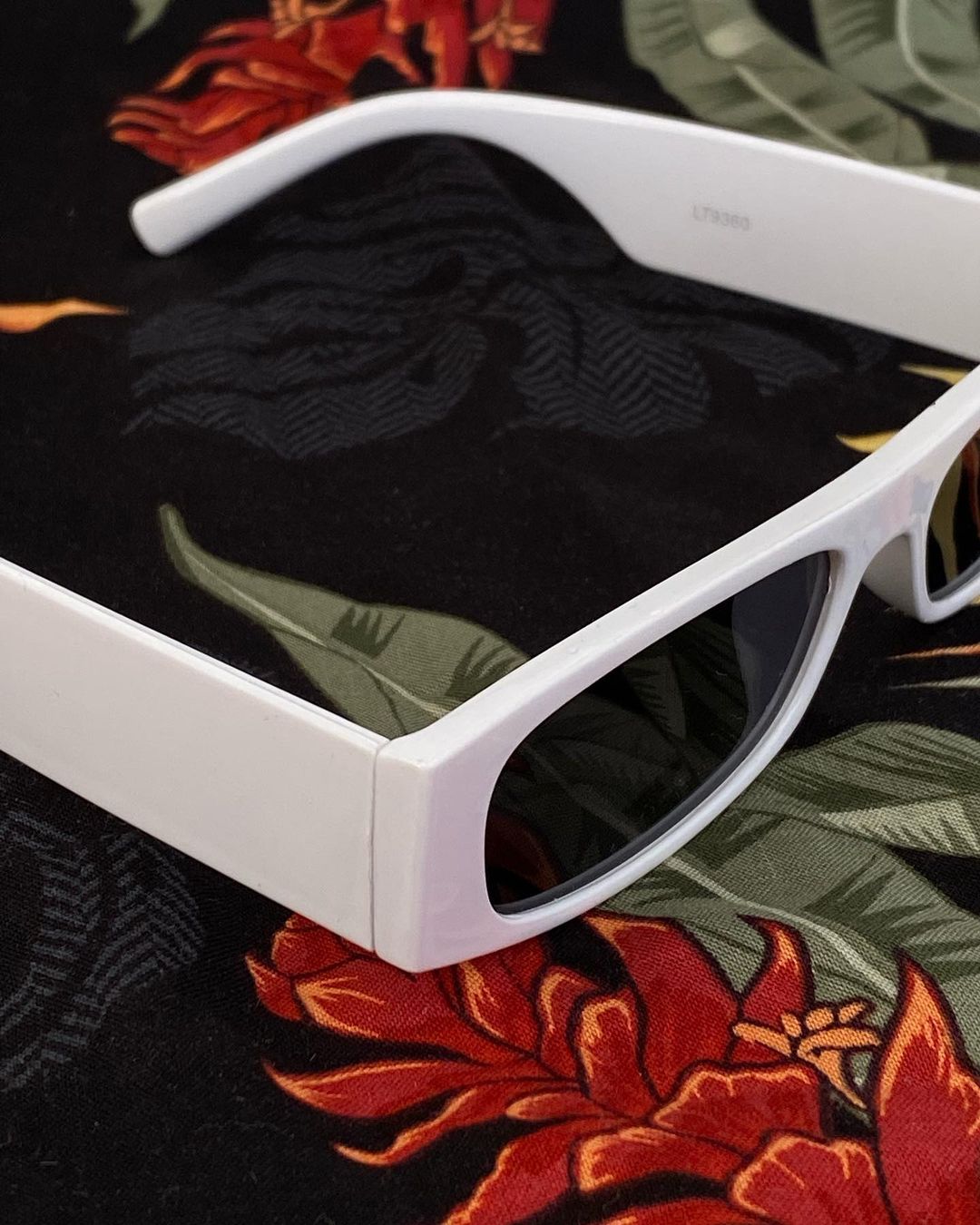 Gafas blancas micas oscuras