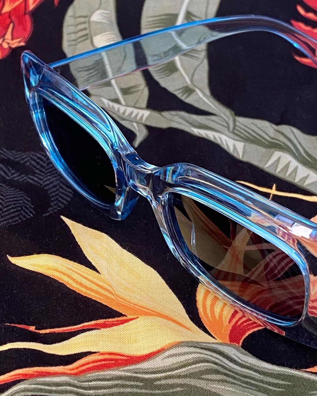 Gafas semitransparentes azules