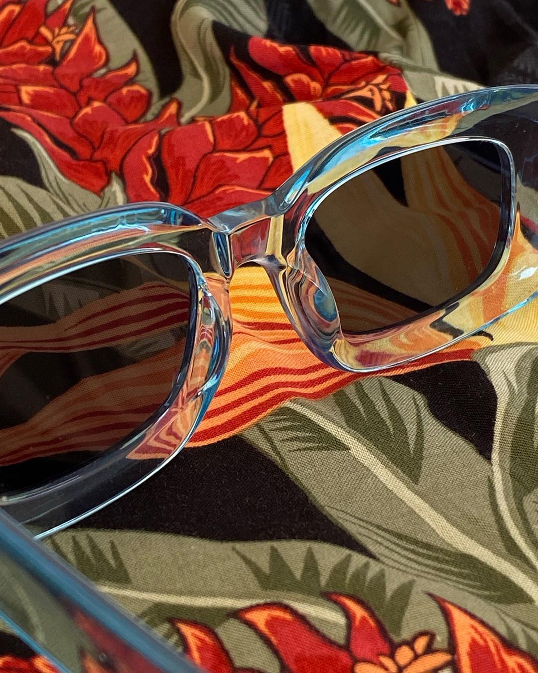 Gafas semitransparentes azules