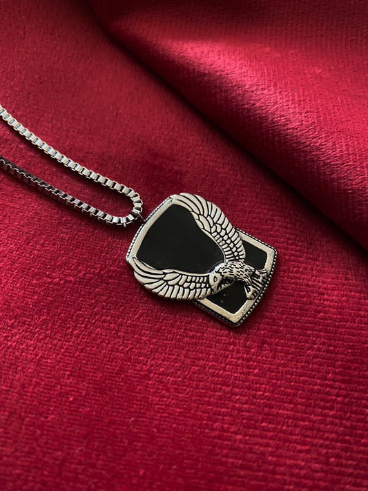 Aguila de acero inoxidable