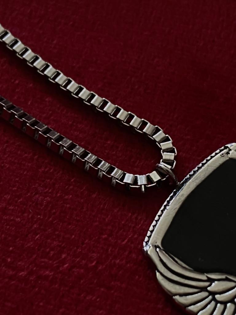 Aguila de acero inoxidable