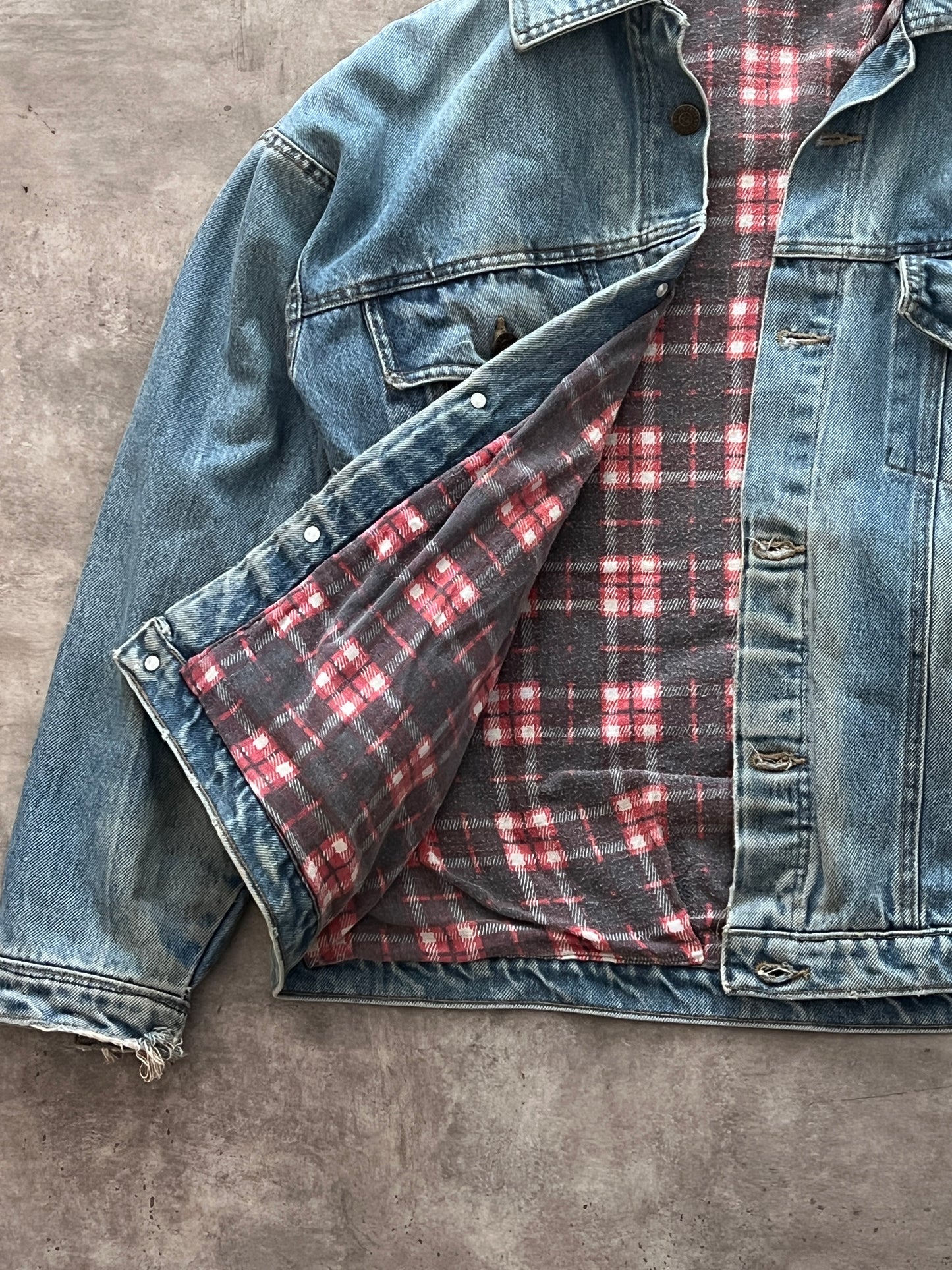 VINTAGE DENIM TRUCKER JACKET (S)