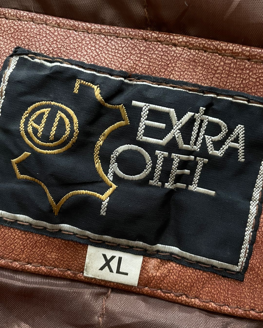 LEATHER BOMBER JACKET. (M)