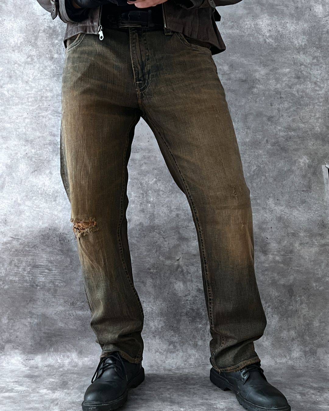 COWBOY DISTRESSED JEANS (34x32)