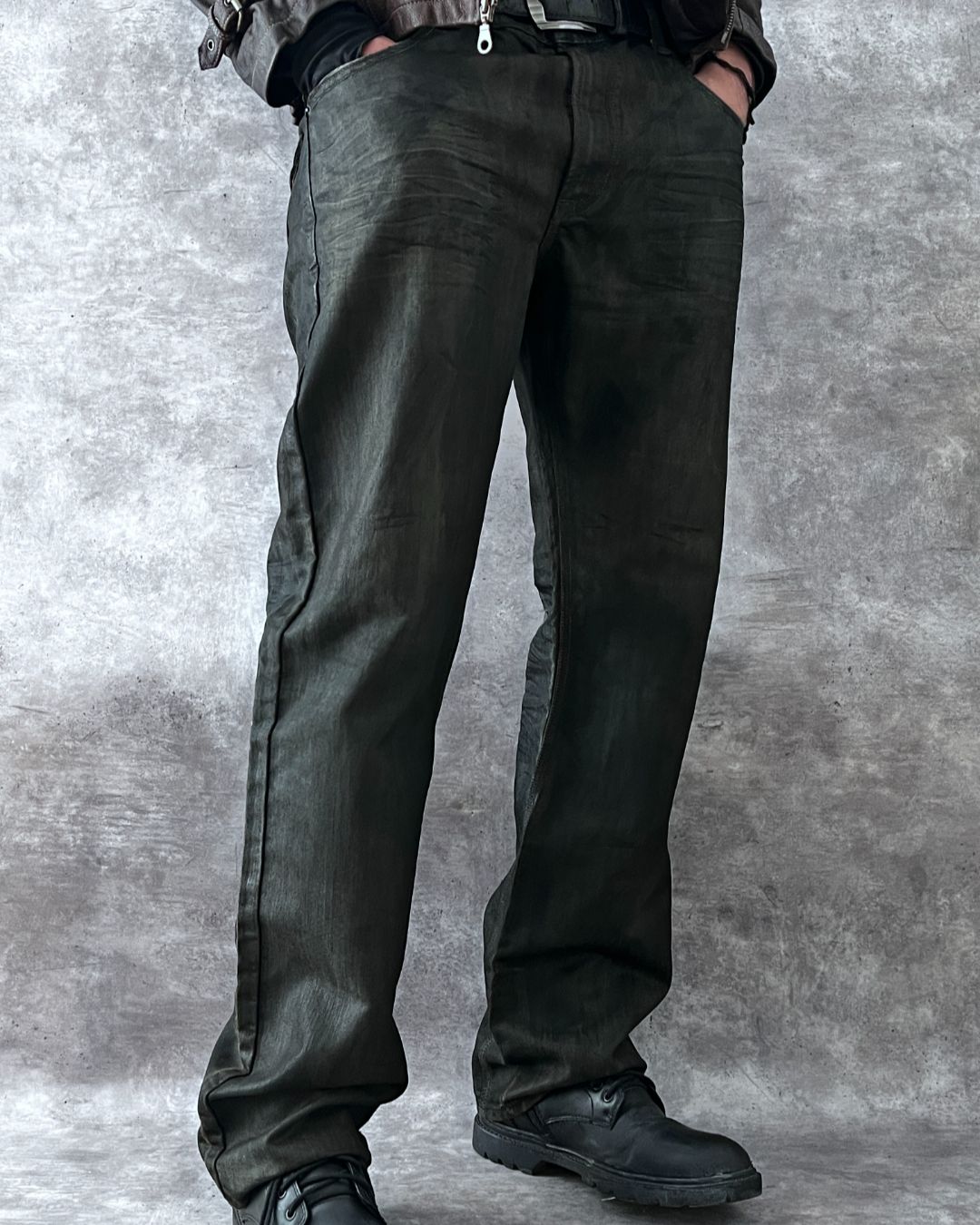 HAND TREATED BLACK DENIM JEANS LEVI'S (36X32)