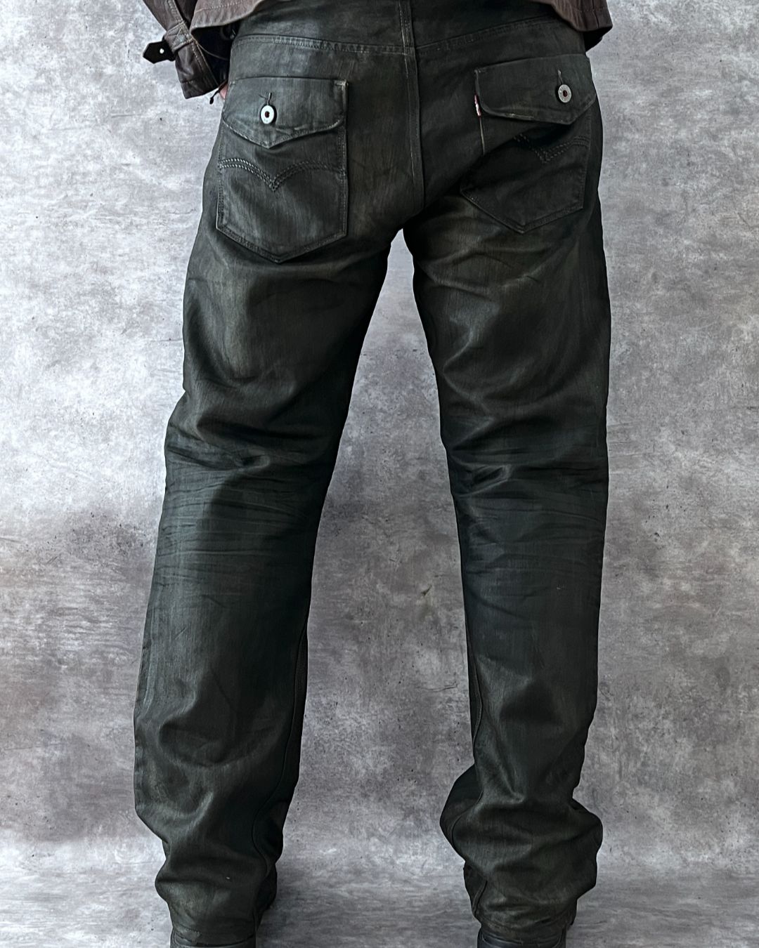 HAND TREATED BLACK DENIM JEANS LEVI'S (36X32)