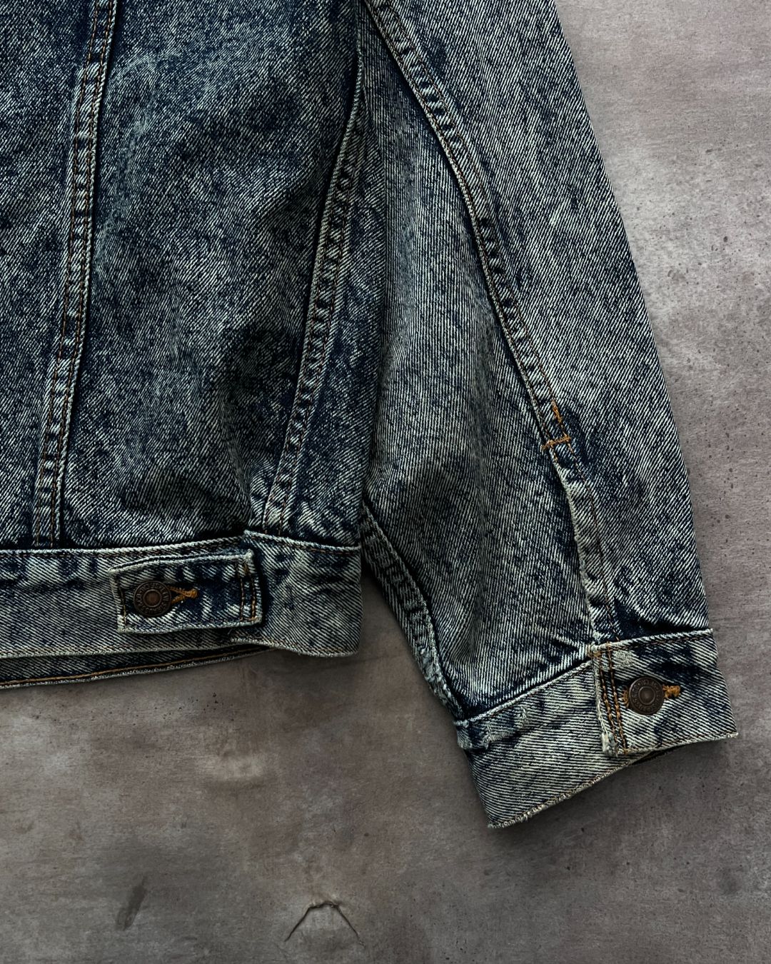 VINTAGE DISTRESSED LEVI'S JACKET (L)