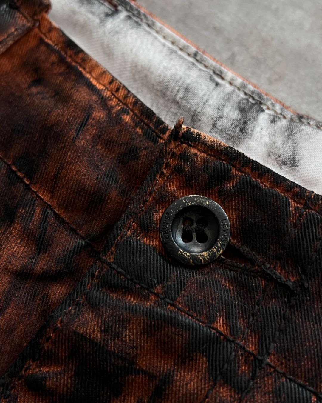 INDUSTRIAL DISTRESSED JEANS LEVI'S (33X32)