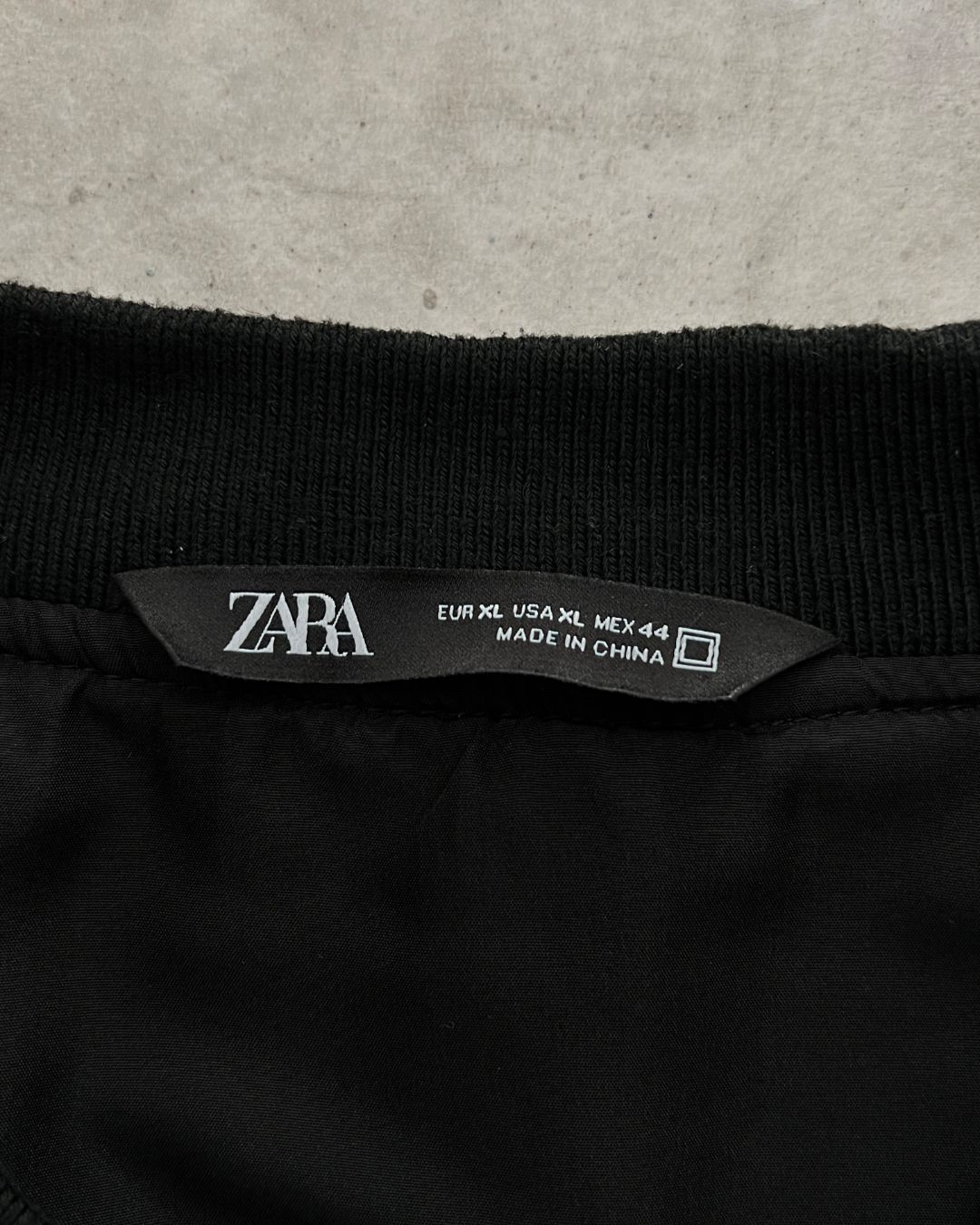 BLCK BOMBER JACKET ZARA (L)