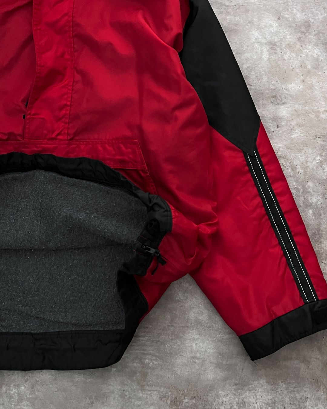 RED WINDNREAKER (XL)