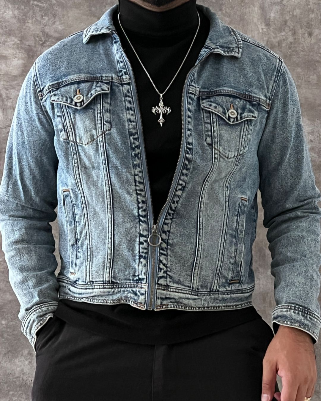 HOLLISTER DENIM JACKET CROPPED FIT (S)