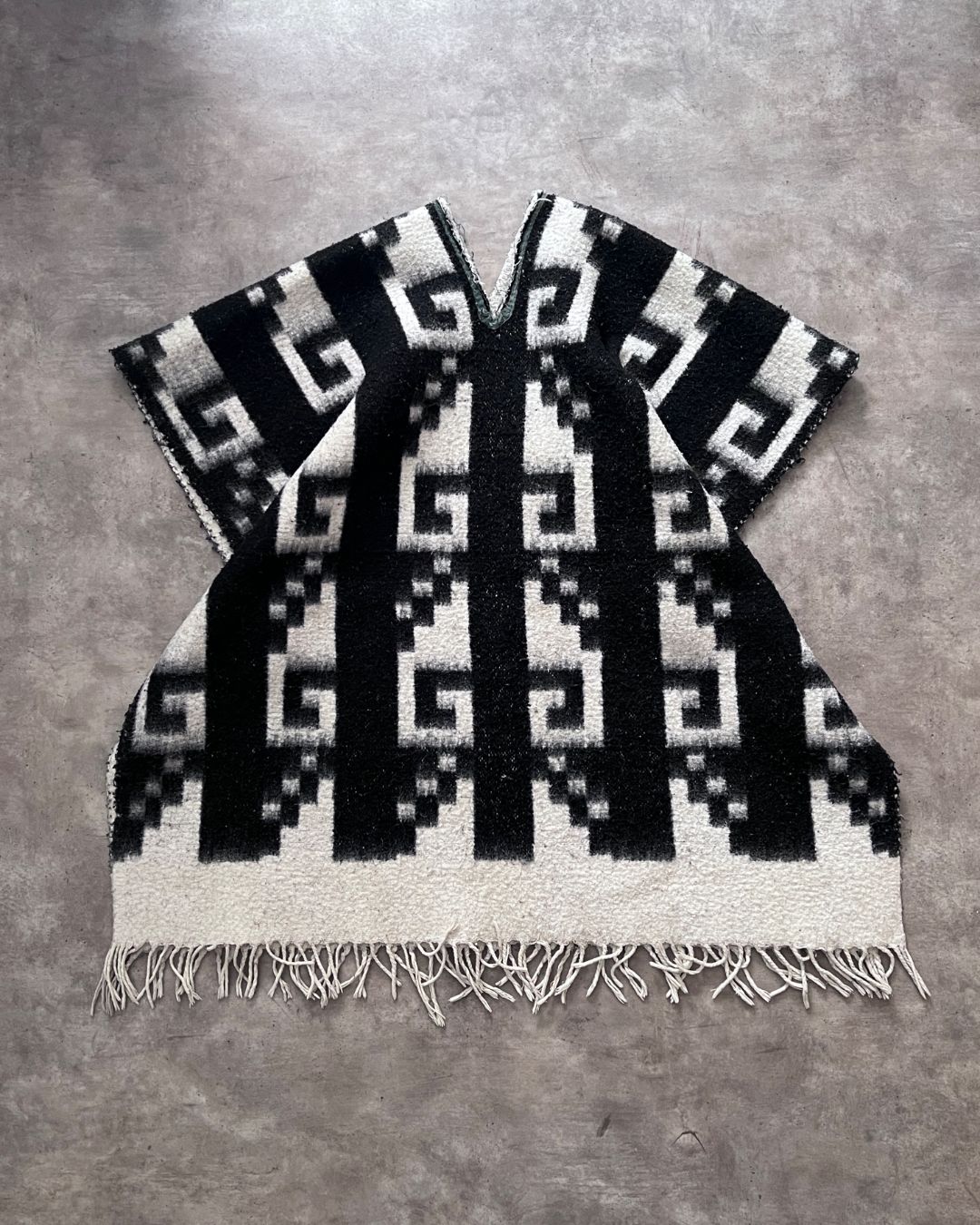 PONCHO BLACK WHITE (Unitalla)
