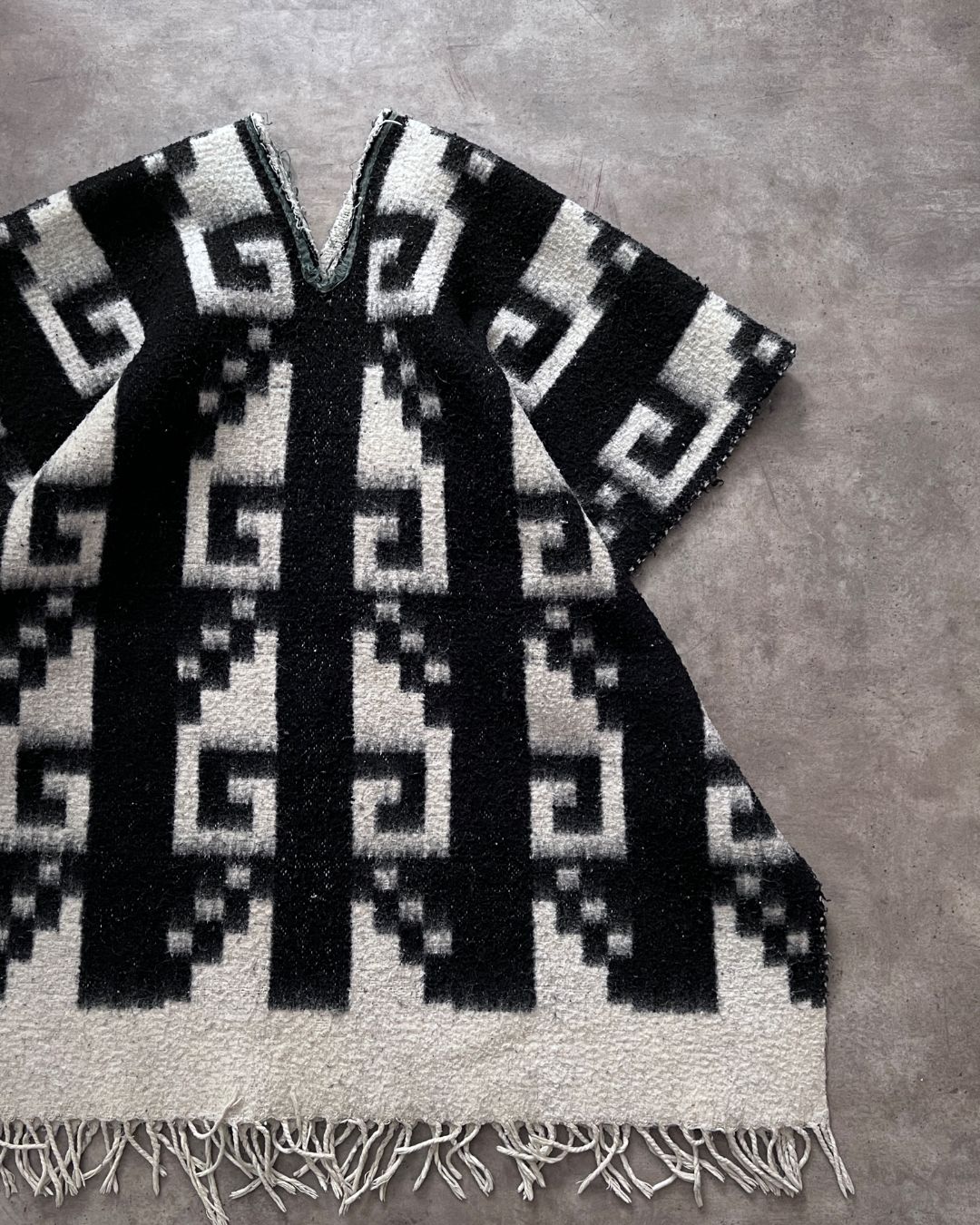 PONCHO BLACK WHITE (Unitalla)
