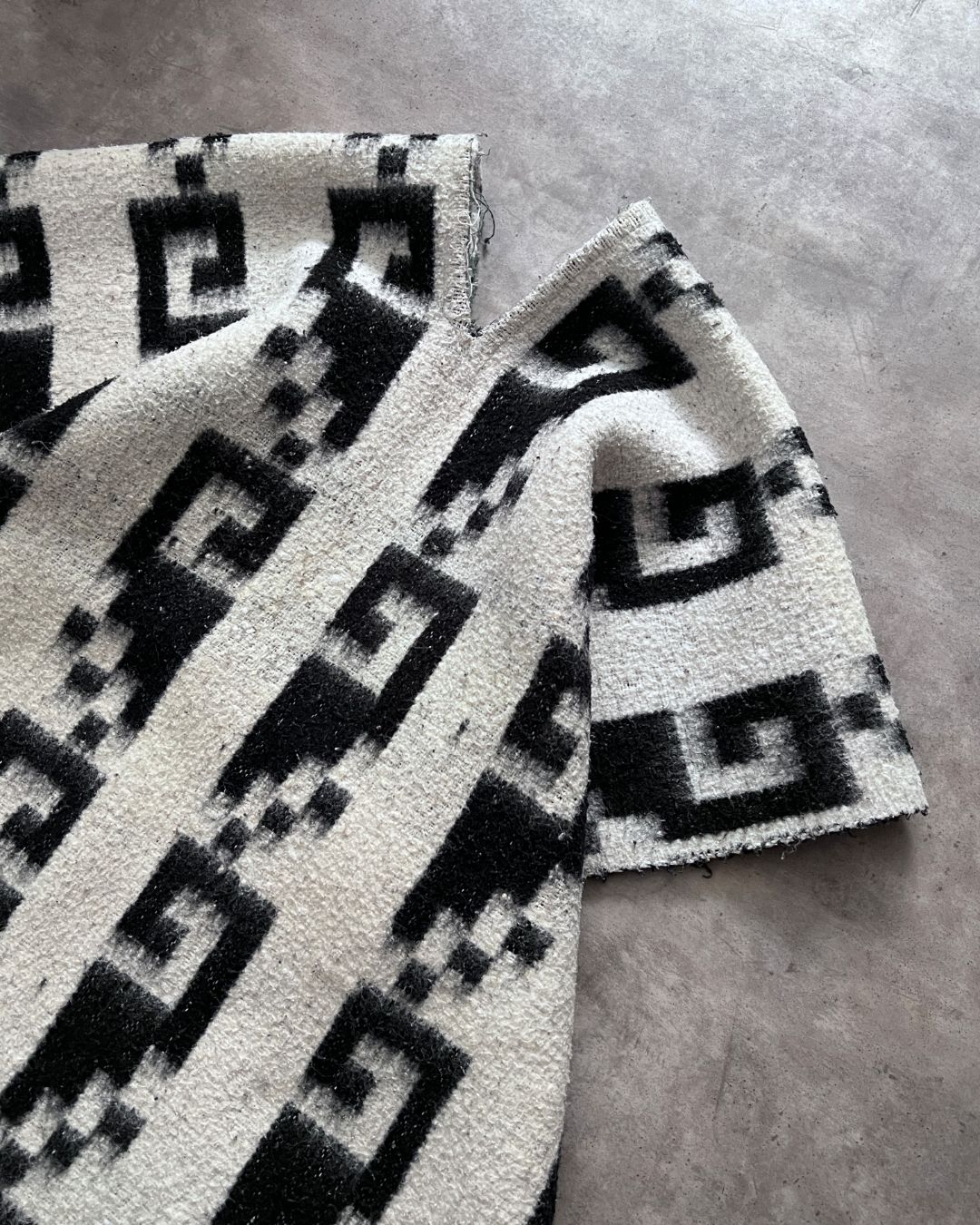 PONCHO BLACK WHITE (Unitalla)