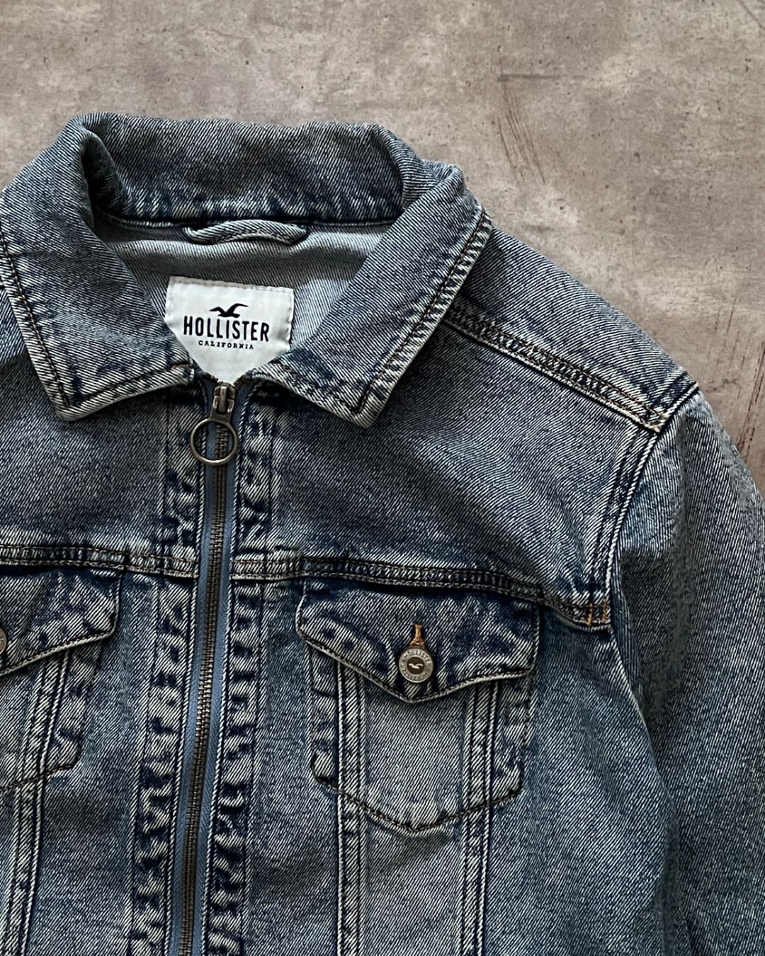 HOLLISTER DENIM JACKET CROPPED FIT (S)