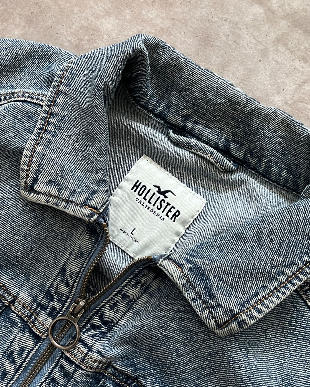 HOLLISTER DENIM JACKET CROPPED FIT (S)