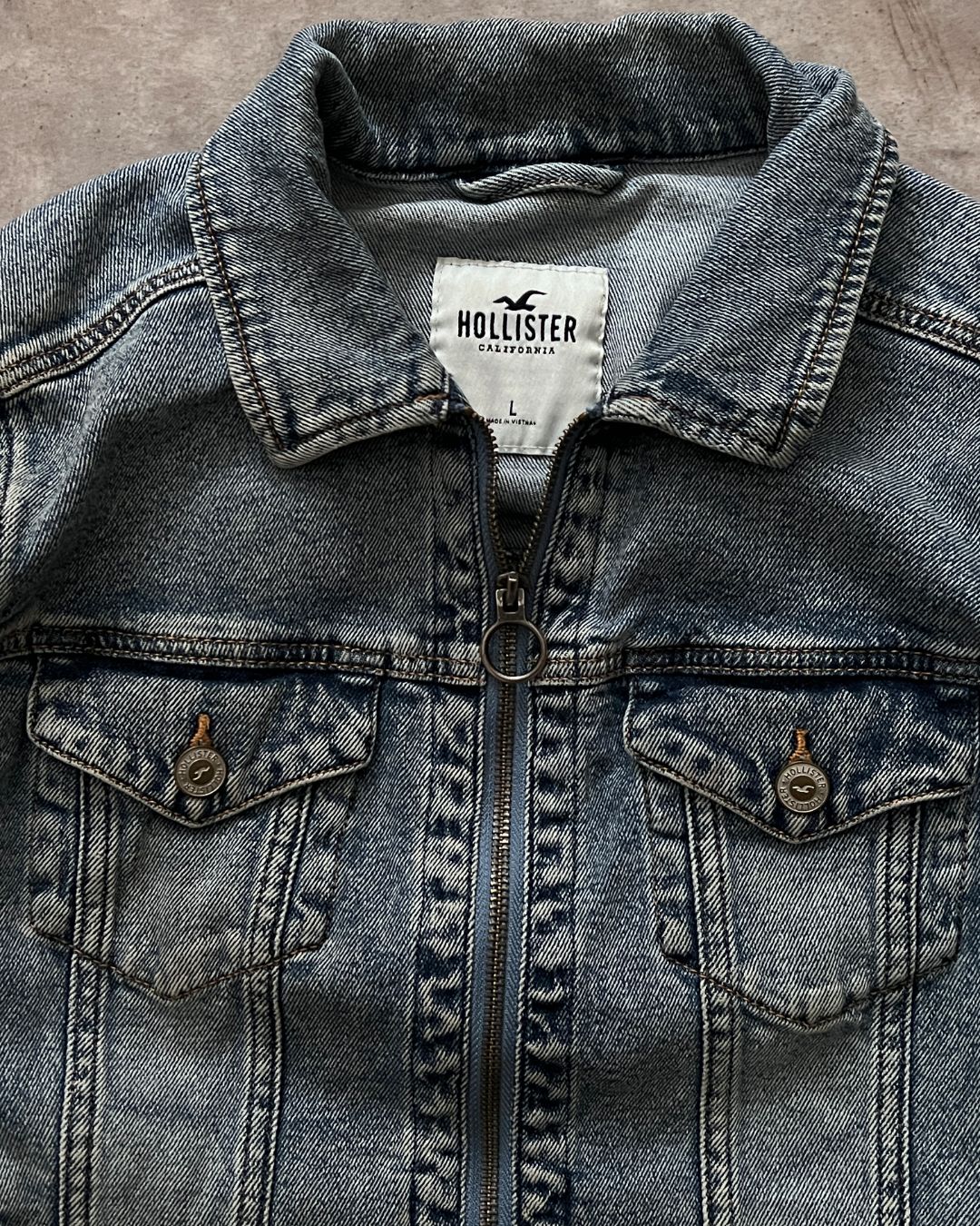 HOLLISTER DENIM JACKET CROPPED FIT (S)
