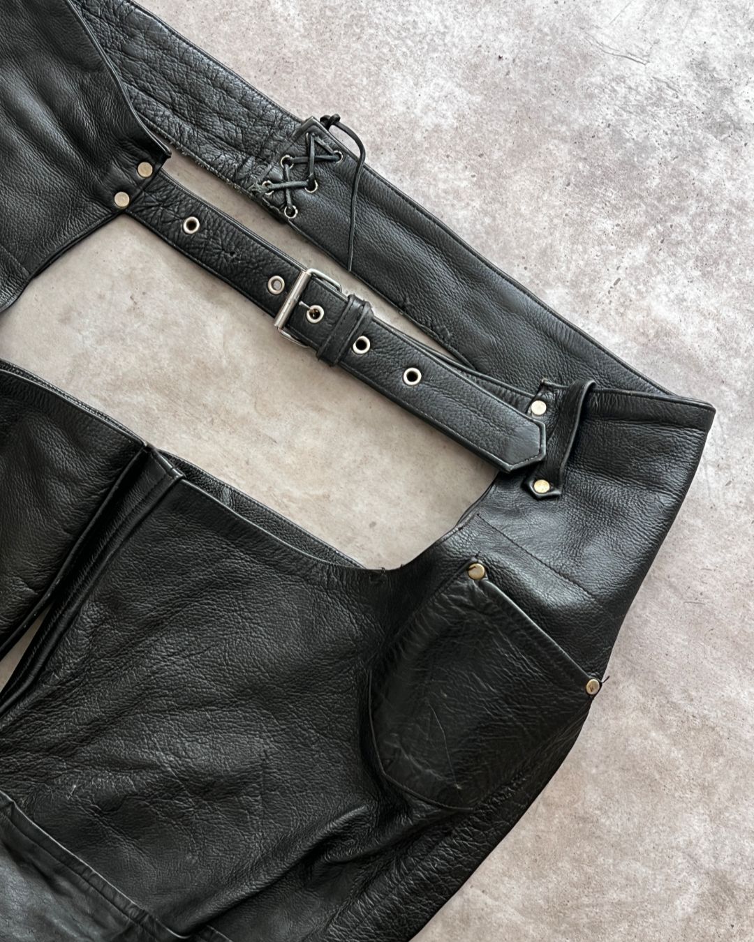 COWBOY CLUB LEATHER CHAPS ()