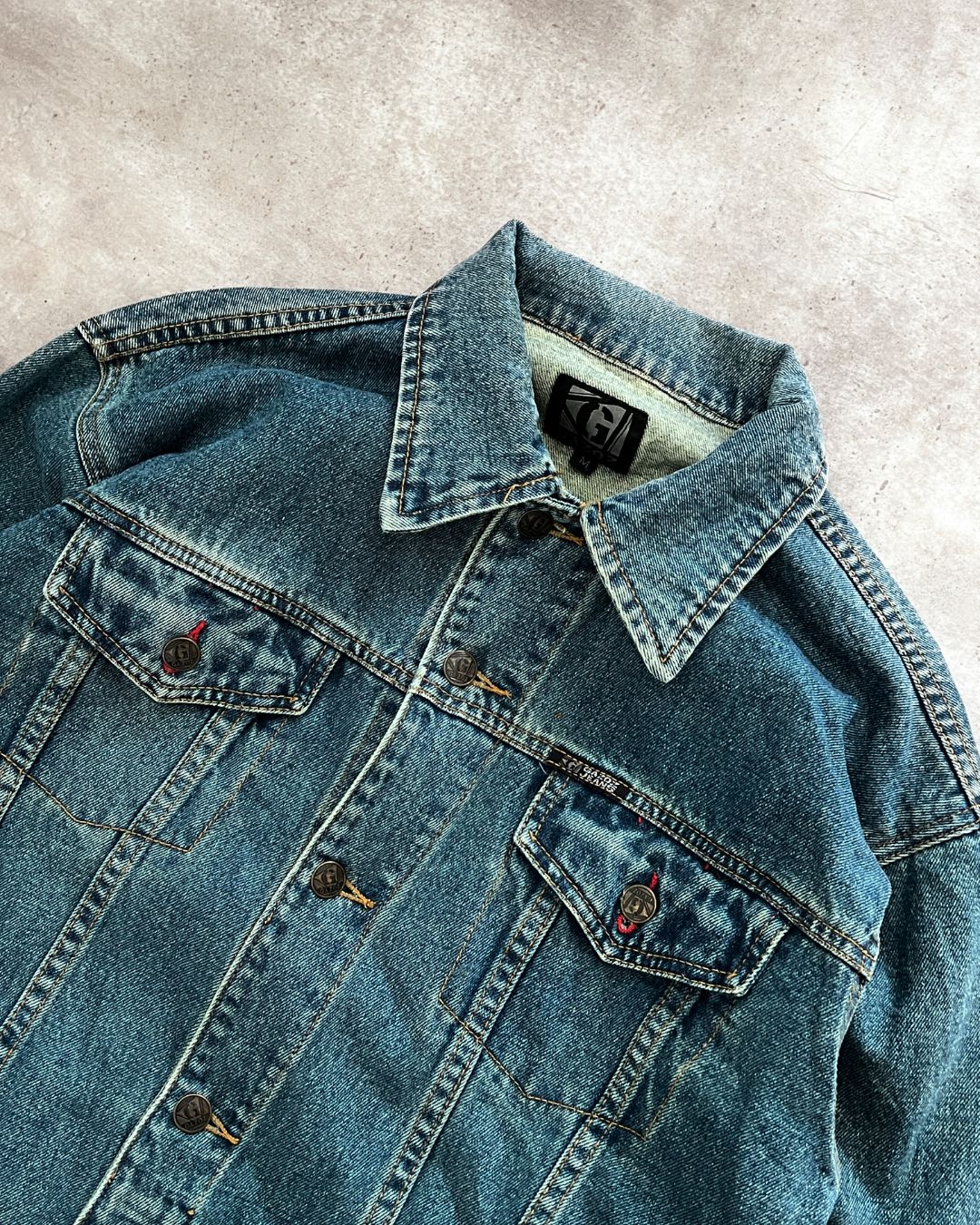DENIM TRUCKER JACKET (M)