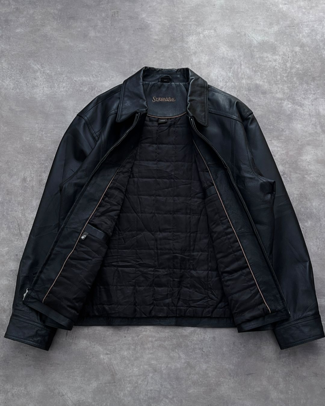 BLACK LEATHER JACKET (L)