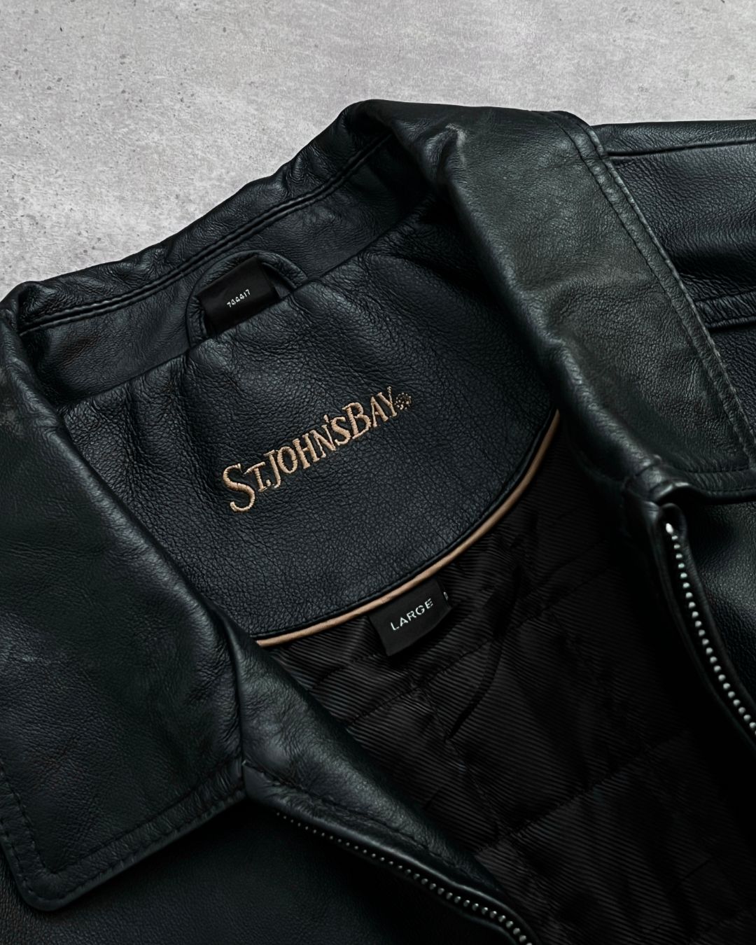 BLACK LEATHER JACKET (L)