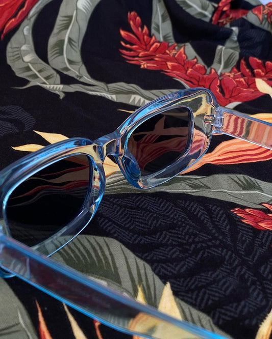 Gafas semitransparentes azules